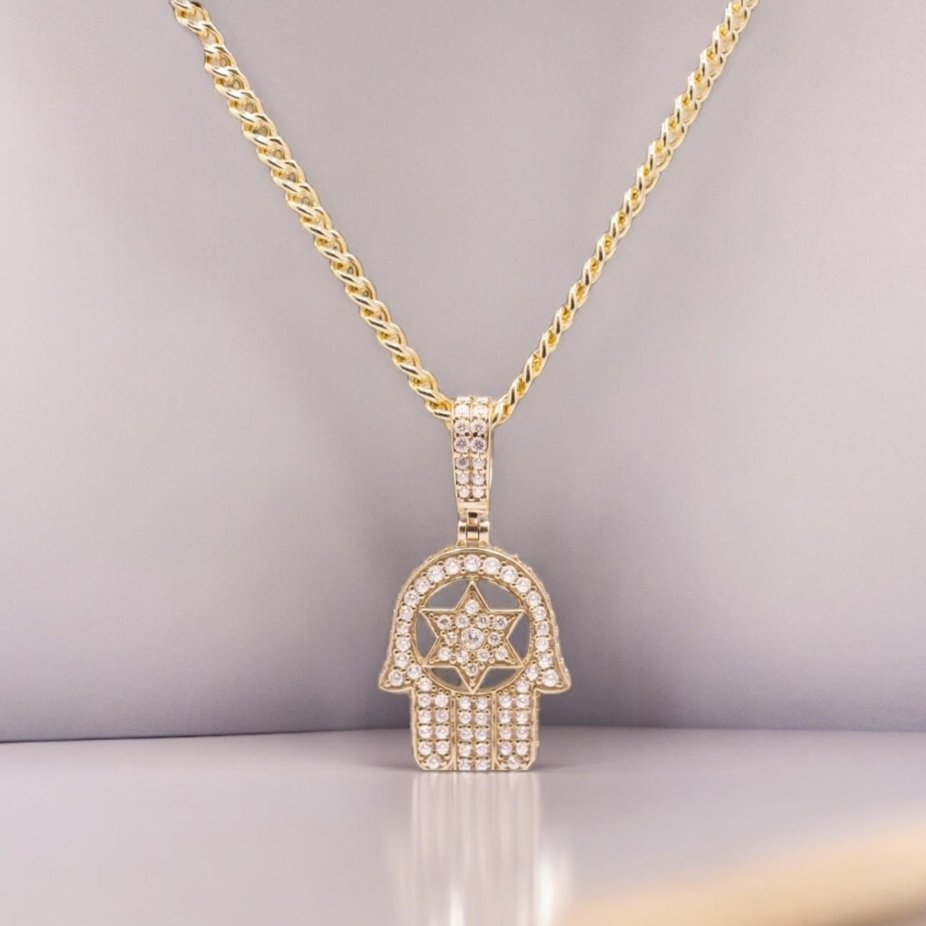 The Hamsa chain with pendant