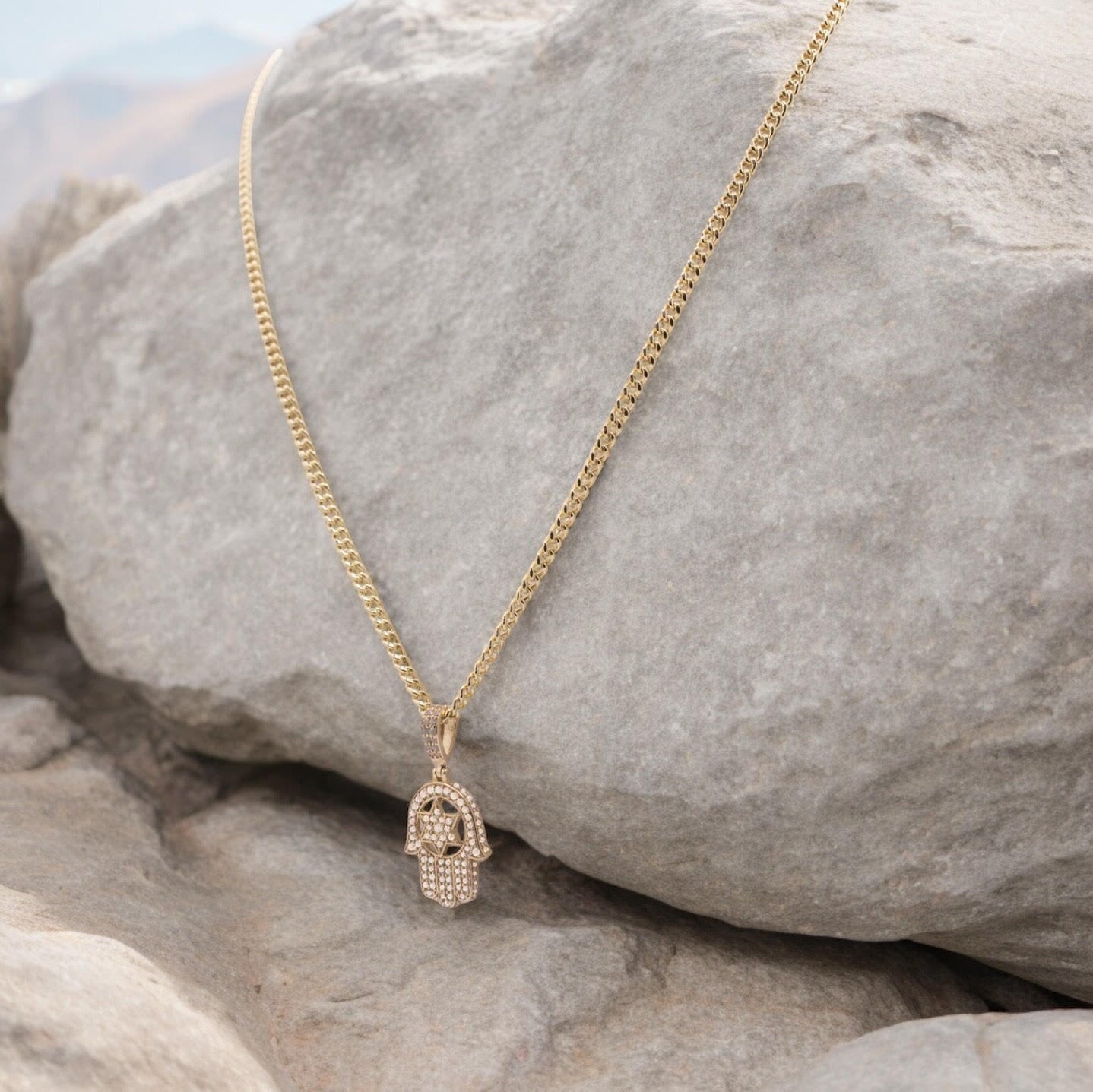 The Hamsa chain with pendant